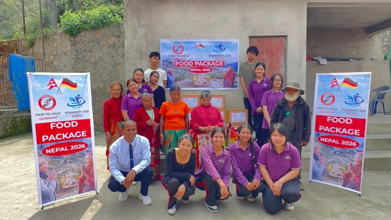 Group photo of volunteers, students and older women with the food packages